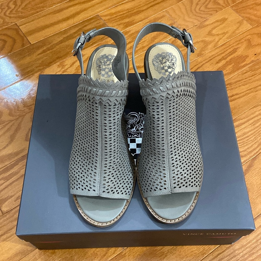 VINCE CAMUTO Sandals: size 7.5, Color ancient stone.